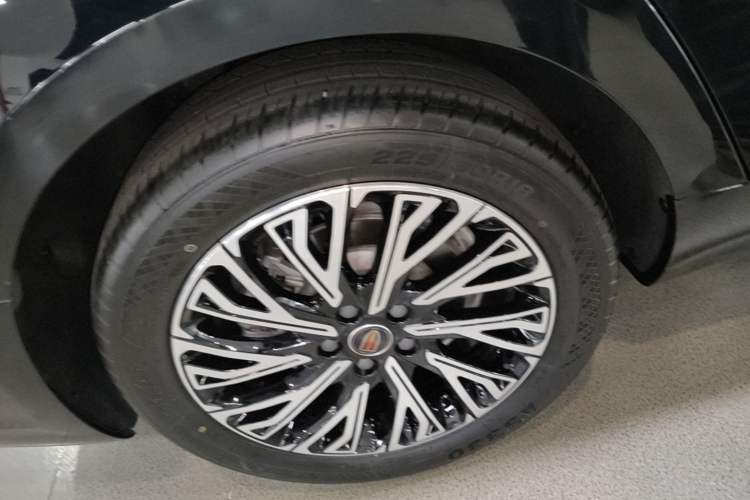 Used Hongqi H5 2025 2.0T Automatic Flag Edition – 500 000 Units Commemorative Version Right Rear Wheel Hub