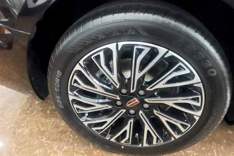 Used Hongqi H5 2025 2.0T Automatic Flag Edition – 500 000 Units Commemorative Version Right Rear Wheel Hub