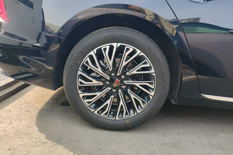 Used Hongqi H5 2025 2.0T Automatic Flag Edition – 500 000 Units Commemorative Version Right Rear Wheel Hub