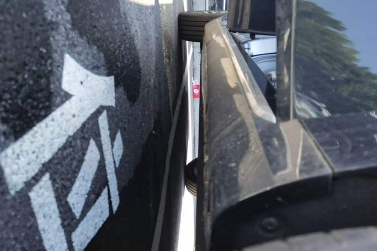 Used Hongqi H5 2025 2.0T Automatic Flag Edition – 500 000 Units Commemorative Version Right Side Sill