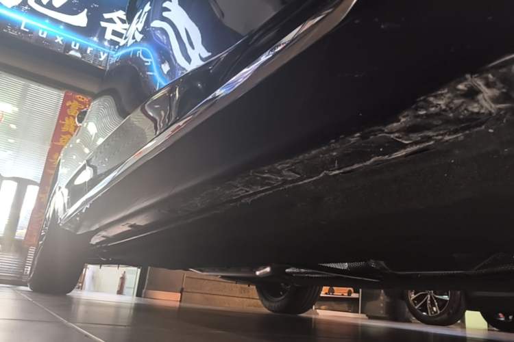 Used Hongqi H5 2025 2.0T Automatic Flag Edition – 500 000 Units Commemorative Version Right Side Sill