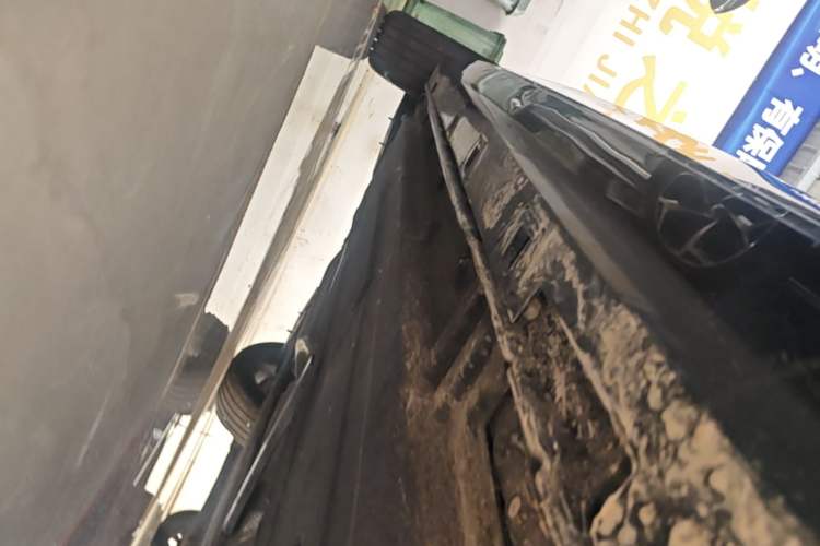 Used Hongqi H5 2025 2.0T Automatic Flag Edition – 500 000 Units Commemorative Version Right Side Sill