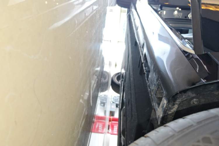 Used Hongqi H5 2025 2.0T Automatic Flag Edition – 500 000 Units Commemorative Version Right Side Sill