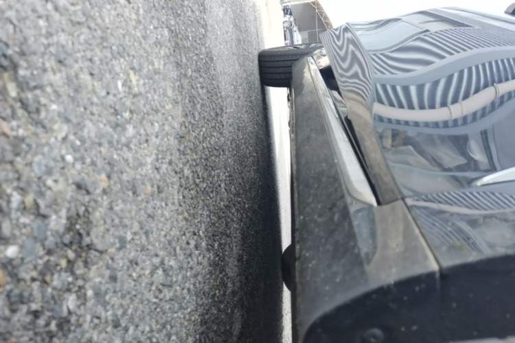 Used Hongqi H5 2025 2.0T Automatic Flag Edition – 500 000 Units Commemorative Version Right Side Sill