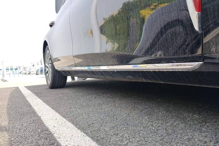 Used Hongqi H5 2025 2.0T Automatic Flag Edition – 500 000 Units Commemorative Version Right Side Sill