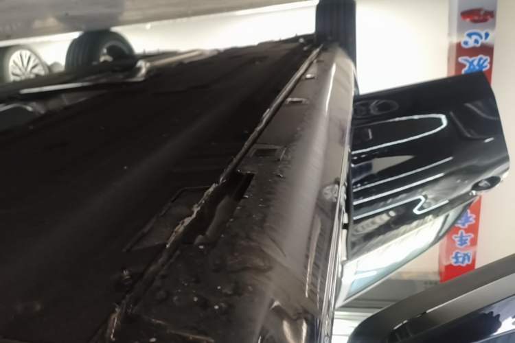 Used Hongqi H5 2025 2.0T Automatic Flag Edition – 500 000 Units Commemorative Version Right Side Sill