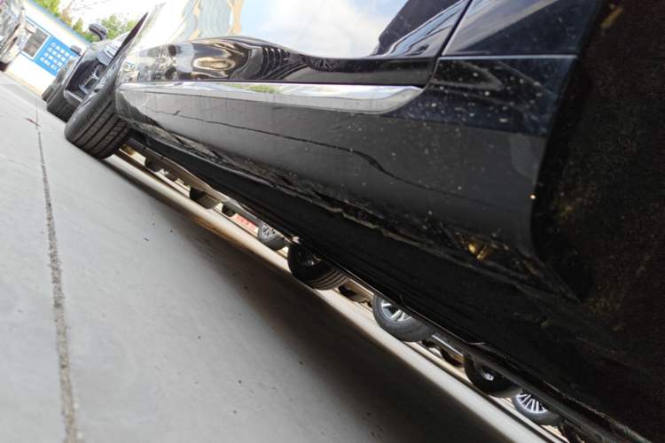 Used Hongqi H5 2025 2.0T Automatic Flag Edition – 500 000 Units Commemorative Version Right Side Sill