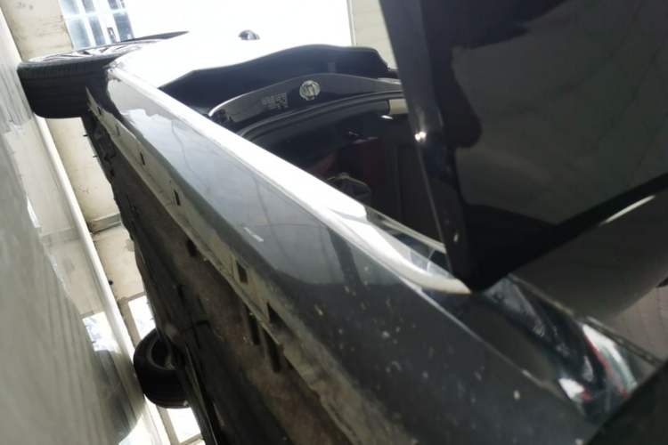 Used Hongqi H5 2025 2.0T Automatic Flag Edition – 500 000 Units Commemorative Version Right Side Sill