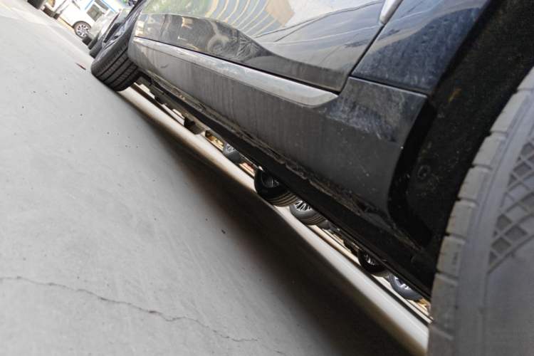 Used Hongqi H5 2025 2.0T Automatic Flag Edition – 500 000 Units Commemorative Version Right Side Sill