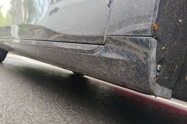 Used Hongqi H5 2025 2.0T Automatic Xuan Ying Edition Right Side Sill