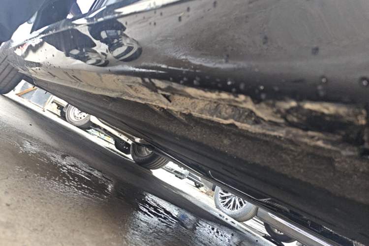 Used Hongqi H5 2025 2.0T Automatic Flag Edition – 500 000 Units Commemorative Version Right Side Sill