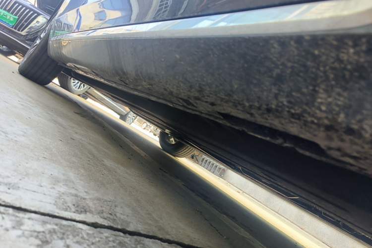 Used Hongqi H5 2025 2.0T Automatic Flag Edition – 500 000 Units Commemorative Version Right Side Sill
