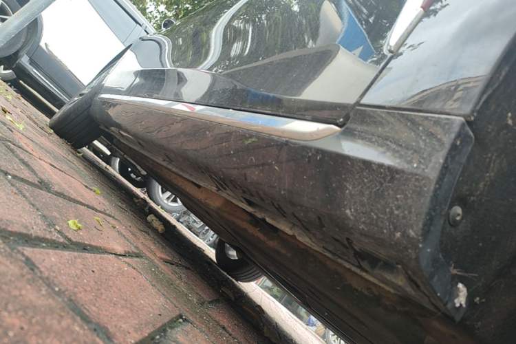 Used Hongqi H5 2025 2.0T Automatic Flag Edition – 500 000 Units Commemorative Version Right Side Sill