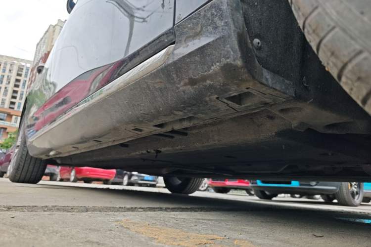 Used Hongqi H5 2025 2.0T Automatic Flag Edition – 500 000 Units Commemorative Version Right Side Sill