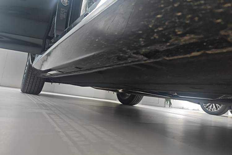 Used Hongqi H5 2025 2.0T Automatic Flag Edition – 500 000 Units Commemorative Version Right Side Sill