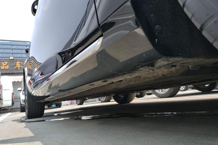 Used Hongqi H5 2025 2.0T Automatic Flag Edition – 500 000 Units Commemorative Version Right Side Sill