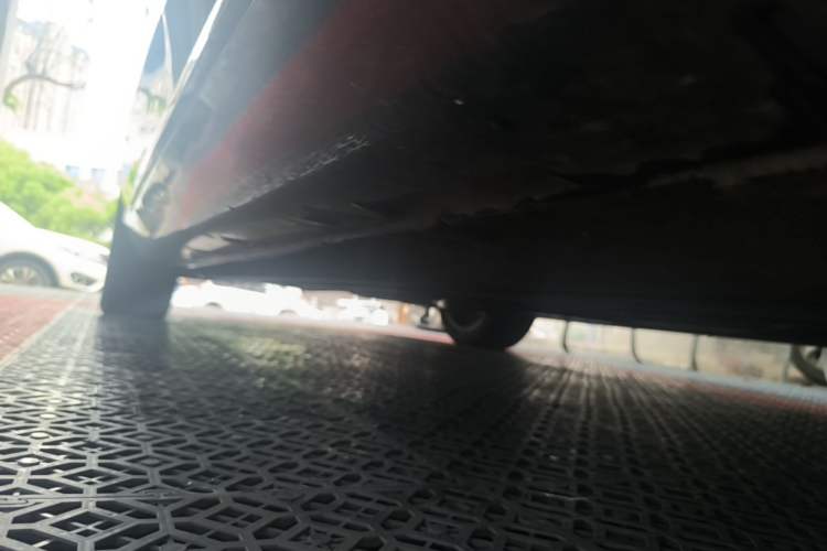 Used Hongqi H5 2025 Model 2.0T Automatic Xuan Ying 2 Million Units Commemorative Edition Right Side Sill