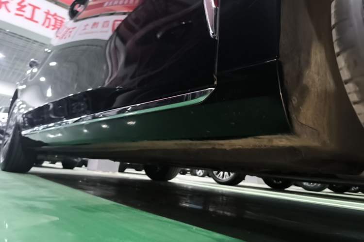 Used Hongqi H5 2025 2.0T Automatic Flag Edition – 500 000 Units Commemorative Version Right Side Sill