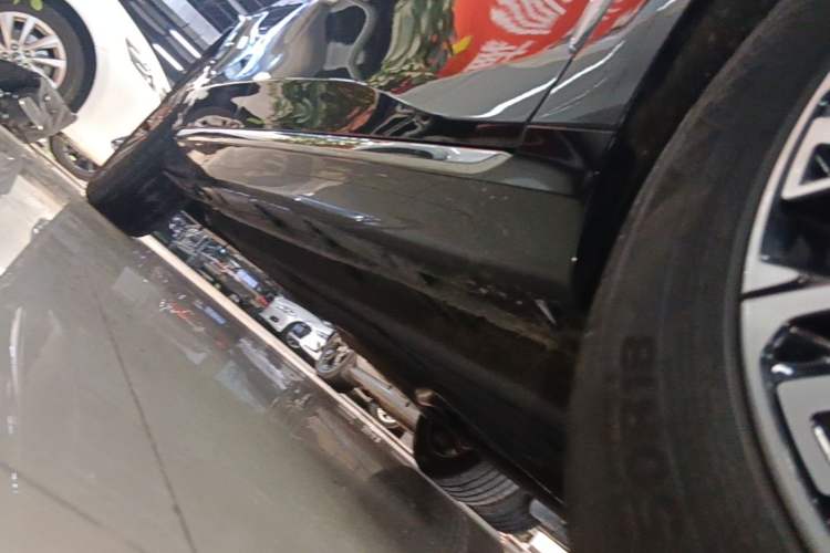 Used Hongqi H5 2025 2.0T Automatic Flag Edition – 500 000 Units Commemorative Version Right Side Sill