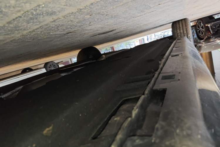 Used Hongqi H5 2025 2.0T Automatic Flagship 500 000th Unit Anniversary Edition Right Side Sill