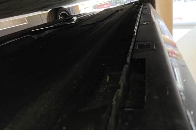 Used Hongqi H5 2025 2.0T Automatic Flag Edition – 500 000 Units Commemorative Version Right Side Sill