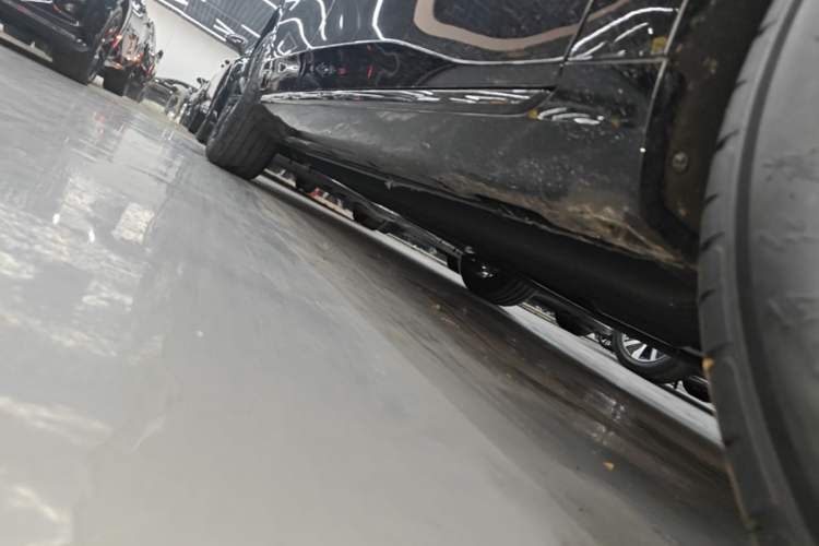 Used Hongqi H5 2025 Model 2.0T Automatic Xuan Ying 2 Million Units Commemorative Edition Right Side Sill