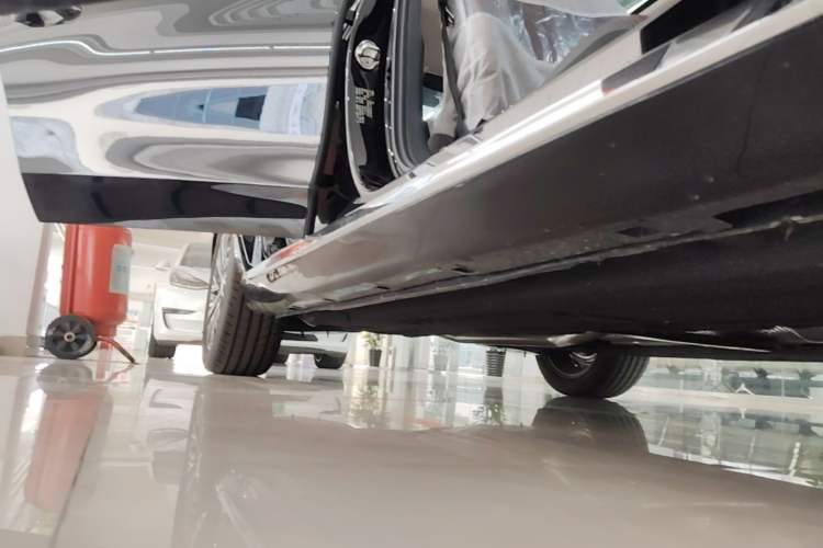 Used Hongqi H5 2025 2.0T Automatic Flag Edition – 500 000 Units Commemorative Version Right Side Sill
