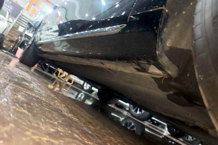 Used Hongqi H5 2025 2.0T Automatic Flag Edition – 500 000 Units Commemorative Version Right Side Sill