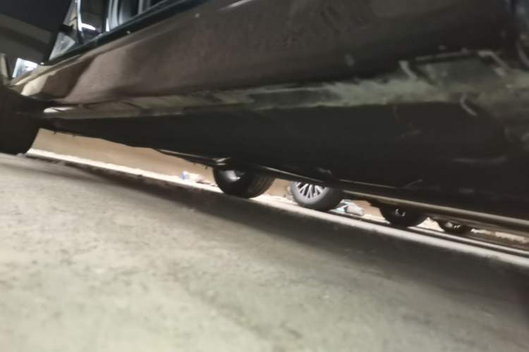 Used Hongqi H5 2025 1.5T DCT Xuan Ying Edition Right Side Sill