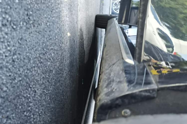 Used Hongqi H5 2025 2.0T Automatic Flag Edition – 500 000 Units Commemorative Version Right Side Sill