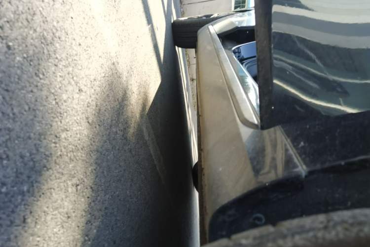 Used Hongqi H5 2025 Model 2.0T Automatic Xuan Ying 2 Million Units Commemorative Edition Right Side Sill