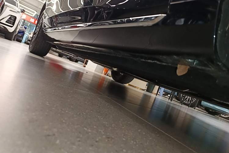 Used Hongqi H5 2025 2.0T Automatic Flag Edition – 500 000 Units Commemorative Version Right Side Sill