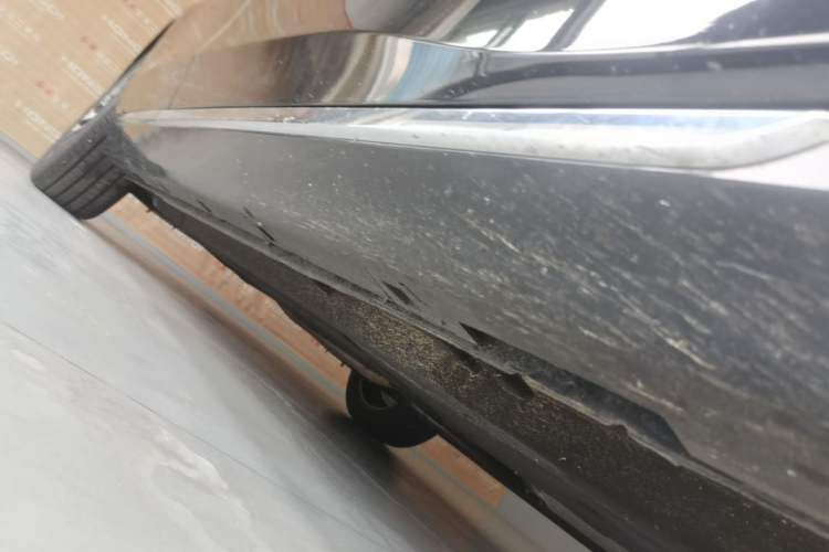 Used Hongqi H5 2025 2.0T Automatic Flag Edition – 500 000 Units Commemorative Version Right Side Sill