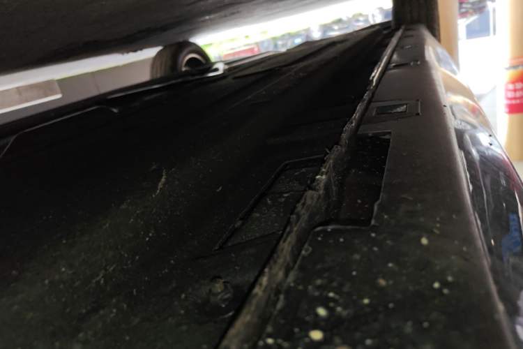Used Hongqi H5 2025 2.0T Automatic Flagship 500 000th Unit Anniversary Edition Right Side Sill