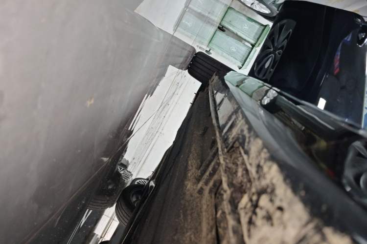 Used Hongqi H5 2025 2.0T Automatic Flag Edition – 500 000 Units Commemorative Version Right Side Sill