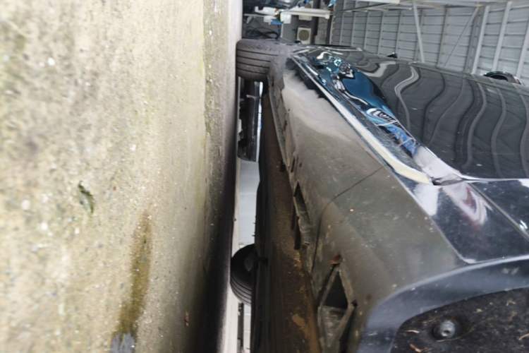 Used Hongqi H5 2025 2.0T Automatic Flag Edition – 500 000 Units Commemorative Version Right Side Sill