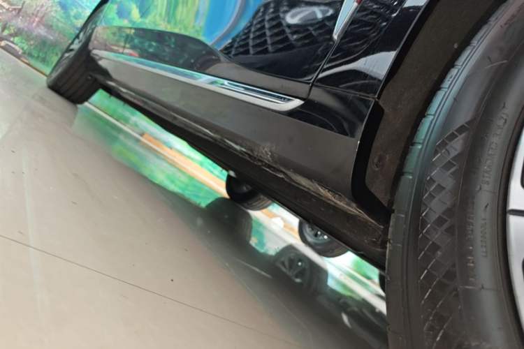 Used Hongqi H5 2025 2.0T Automatic Flag Edition – 500 000 Units Commemorative Version Right Side Sill