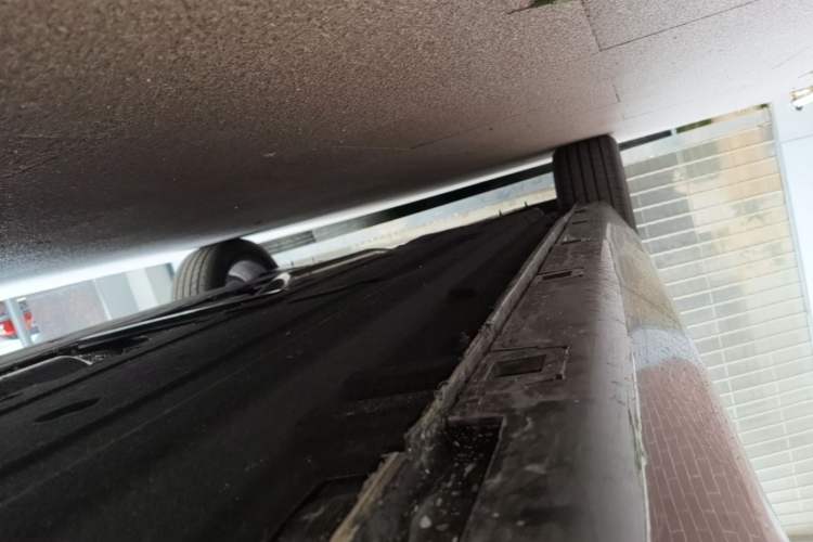 Used Hongqi H5 2025 2.0T Automatic Flag Edition – 500 000 Units Commemorative Version Right Side Sill