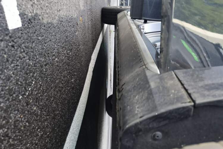 Used Hongqi H5 2025 2.0T Automatic Flag Edition – 500 000 Units Commemorative Version Right Side Sill