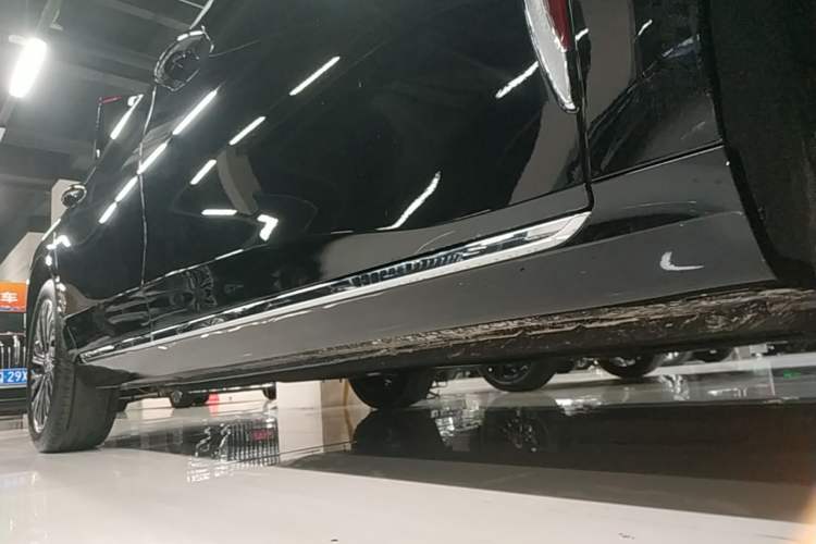Used Hongqi H5 2025 2.0T Automatic Flag Edition – 500 000 Units Commemorative Version Right Side Sill