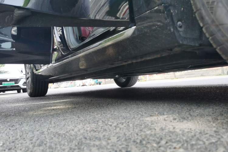 Used Hongqi H5 2025 2.0T Automatic Flag Edition – 500 000 Units Commemorative Version Right Side Sill