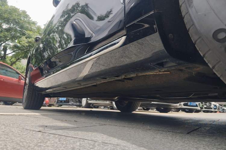 Used Hongqi H5 2025 2.0T Automatic Flagship 500 000th Unit Anniversary Edition Right Side Sill