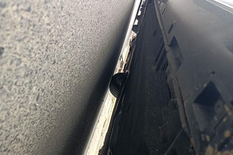 Used Hongqi H5 2025 2.0T Automatic Flag Edition – 500 000 Units Commemorative Version Right Side Sill