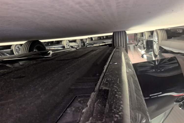 Used Hongqi H5 2025 2.0T Automatic Flag Edition – 500 000 Units Commemorative Version Right Side Sill