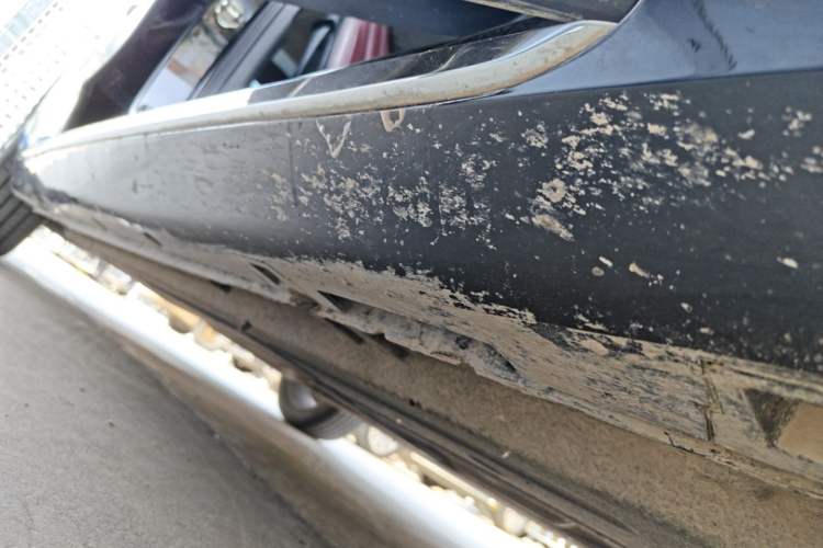 Used Hongqi H5 2025 2.0T Automatic Flag Edition – 500 000 Units Commemorative Version Right Side Sill