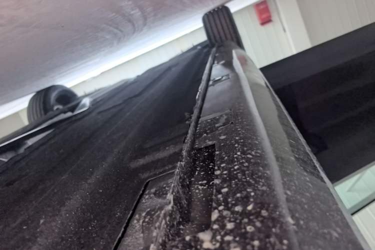 Used Hongqi H5 2025 2.0T Automatic Flag Edition – 500 000 Units Commemorative Version Right Side Sill