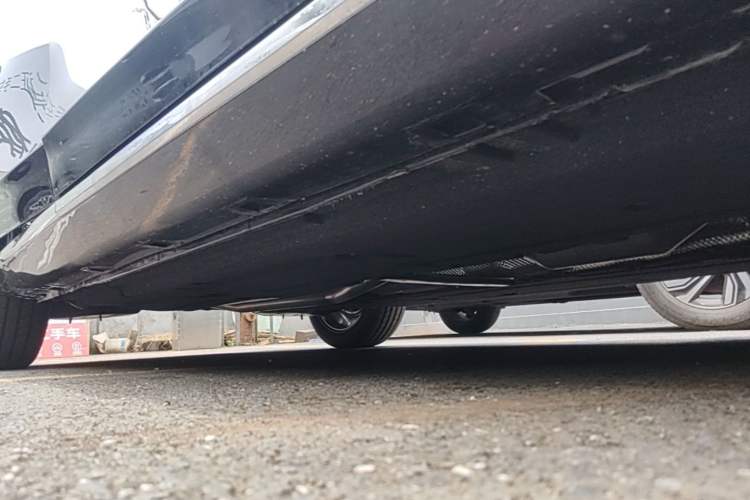Used Hongqi H5 2025 2.0T Automatic Flag Edition – 500 000 Units Commemorative Version Right Side Sill