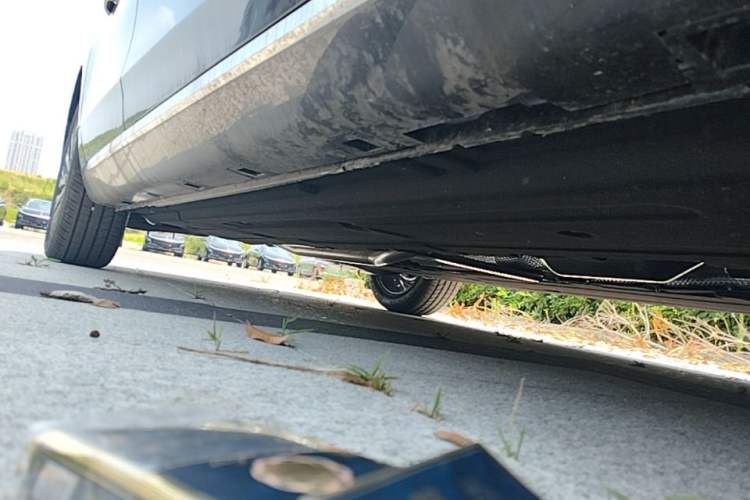 Used Hongqi H5 2025 2.0T Automatic Flag Edition – 500 000 Units Commemorative Version Right Side Sill