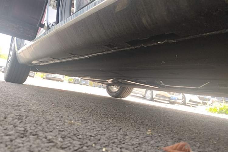 Used Hongqi H5 2025 2.0T Automatic Flag Edition – 500 000 Units Commemorative Version Right Side Sill