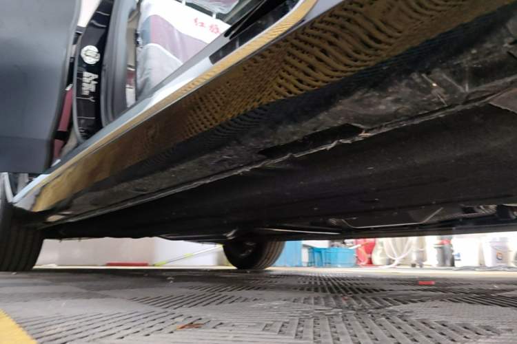 Used Hongqi H5 2025 2.0T Automatic Flag Edition – 500 000 Units Commemorative Version Right Side Sill